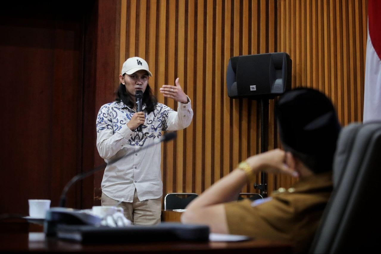 Jimmy Yogaswara presenting to Bandung City Government officials