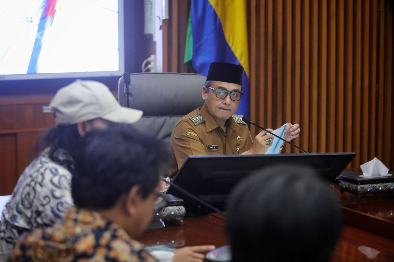 Bandung City Government official during the discussion